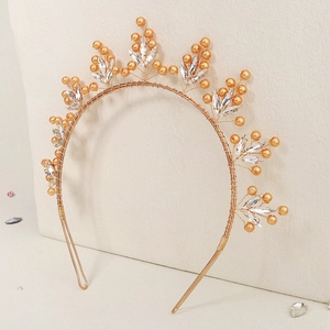Détail de ce serre-tête doré fait main orné de perles champagne et de cristaux brillants