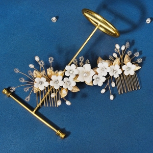 Peignes à cheveux en fleurs de céramique blanche avec perles et feuilles dorées mariée