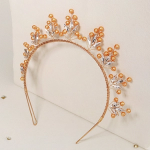 Détail d'un serre-tête doré fait main avec perles orange et feuilles de cristal