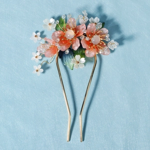 Détail d'épingle à cheveux fleur de pêcher avec pétales en résine et broche en métal