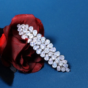 Barrette élégante en zircon avec cristaux en goutte sur fond de rose rouge