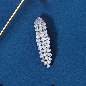 Détail macro d'une barrette argentée ornée de zircons scintillants taille marquise et ronde