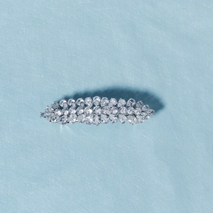 Gros plan de cristaux de zircon scintillants sur une barrette à cheveux argentée