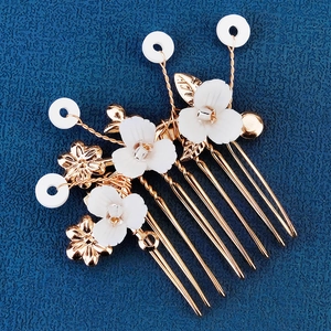 Peigne à cheveux de mariée fait main avec fleurs en céramique blanche et perles dorées