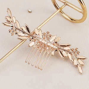 Peigne à cheveux de mariée en or rose avec motif de feuilles et cristaux étincelants