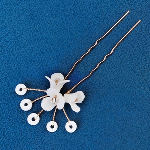 Épingle à cheveux de mariée artisanale avec fleurs en céramique blanche et perles dorées