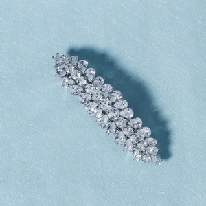 Gros plan d'une pince à cheveux argentée sertie de zircons étincelants en poire