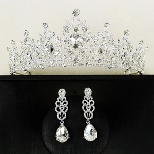 Brautschmuck-Set mit Kristallkrone und Tropfenohrringen in silberner Legierung