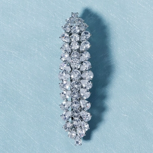 Gros plan sur une barrette en zircons brillants aux pierres rondes et en larmes