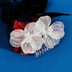 Peigne à cheveux fleurs en fil d'argent et perles pour coiffures de mariage classiques