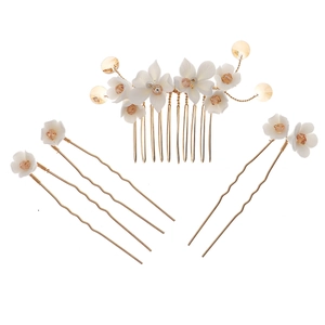Accessoires cheveux de mariée faits main avec fleurs blanches perles et peignes dorés