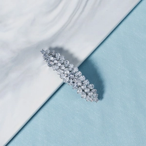 Vue détaillée d'une barrette argentée avec zircons en goutte et brillance éclatante