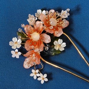 Épingle à cheveux chinoise fleurs de pêcher en résine et cristaux sur fond bleu