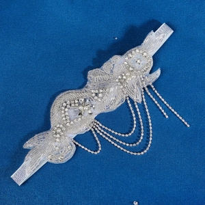 Bandeau de mariée en dentelle avec perles argentées, strass et glands suspendus