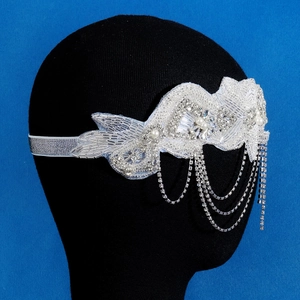 Détail du bandeau de mariée avec perles, glands en strass et design de plumes