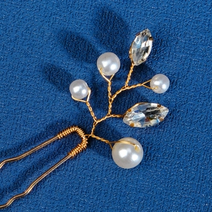 Detailansicht der handgefertigten goldenen Haarnadel mit weißen Perlen und Kristallen