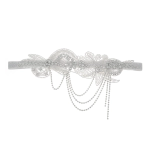 Serre-tête de mariée élégant en perles blanches avec motifs de fleurs et franges en cristal