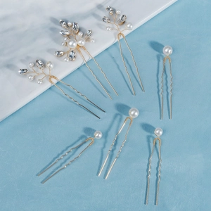 Makroaufnahme des 6-teiligen Brauthaarnadel-Sets mit Perlen und goldenen Blumenkristallen