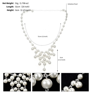 Détail macro du collier de mariée multicouche montrant les perles d'imitation et les liens