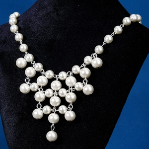 Détail d'un collier de perles multicouches avec un design en cascade de gouttes d'eau