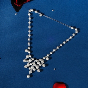 Collier de perles vintage avec pendentif géométrique sur fond bleu élégant