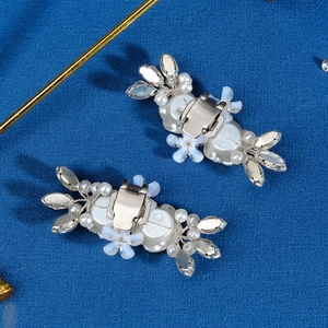 Clip per scarpe fatte a mano con perle bianche, fiori in resina e strass lucidi