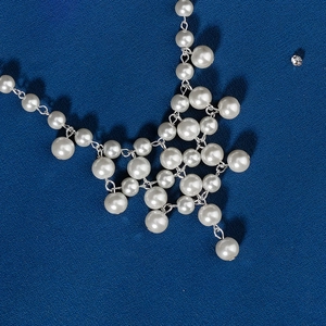 Collier de mariée élégant en perles multicouches avec franges sur fond bleu marine
