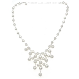 Collier ras du cou élégant en perles pour mariée avec pendentif pompon en finition argent