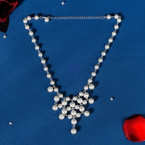Collier de perles élégant avec pendentif en forme d'éventail sur fond bleu marine