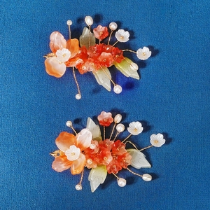 Detailed view of handmade bridal hair clips with resin flowers and pearls in retro style