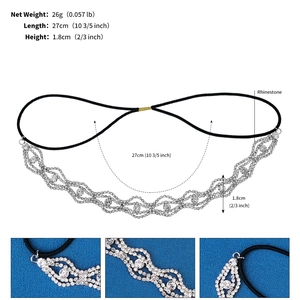 Gros plan du bandeau de mariée géométrique avec strass et spécifications de taille argentées
