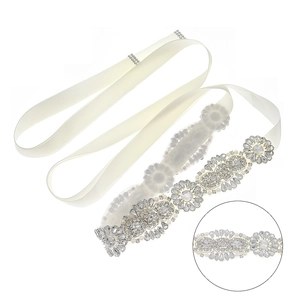Elegante cintura da sposa con strass e perle su nastro avorio per abiti da cerimonia