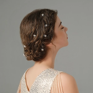 Detailansicht der Spiral-Haarnadeln mit Kristallen in einer eleganten geflochtenen Frisur