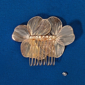 Peigne à cheveux doré vintage pour mariée avec fleurs filigranes et détail cristal