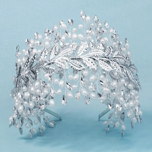 Dettaglio corona da sposa argento con foglie di metallo, perle bianche e strass marquise