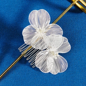 Peigne à cheveux de mariée avec fleurs en fil d'argent et perles blanches élégantes