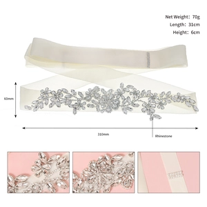 Dettaglio cintura sposa con dimensioni di 31cm e particolari decorazioni in strass