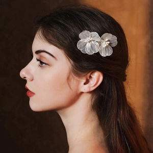 Peigne à cheveux de mariée avec fleurs en maille blanche et perles pour coiffures de mariage