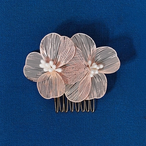 Peigne à cheveux élégant avec fleurs en fil doré et perles pour mariées et cheongsam chic