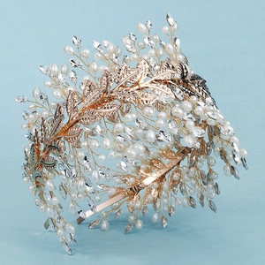 Elegante tiara da sposa con foglie dorate, perle bianche e strass scintillanti