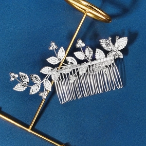 Détails macro du peigne à cheveux de mariée argenté avec papillon et feuilles en strass
