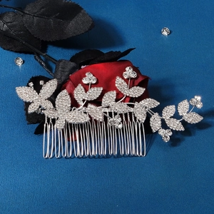 Vue détaillée du peigne à cheveux de mariée argenté avec papillons et feuilles strass