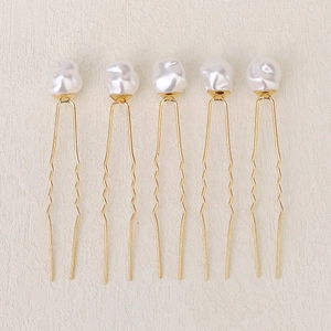 Vue détaillée de 5 épingles à cheveux avec perles baroques et vagues dorées en forme de U