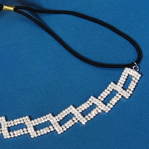 Détail de la chaîne géométrique en strass avec bande élastique noire réglable