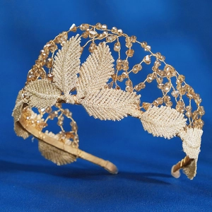Couronne de mariée dorée avec feuilles brodées et perles de cristal ambré sur bleu