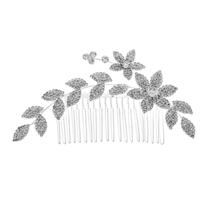 Vue détaillée du peigne de mariée argenté avec fleurs en strass et motifs de feuilles
