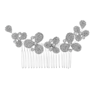 Détail macro du peigne à cheveux de mariée avec cristaux étincelants et feuilles argentées