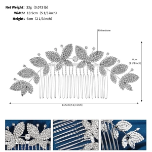 Détails de l'ornement cheveux mariée avec strass et motifs de feuilles sur fond bleu