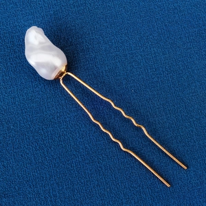 Baroque pearl hair pin with wavy gold double-tooth design for elegant bridal styling