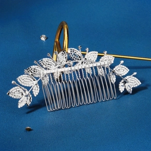 Détail du peigne à cheveux en alliage argenté avec feuilles de strass sur tissu bleu